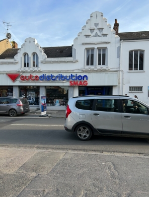 A ALBERT CENTRE - LOCAL COMMERCIAL de plus de 800 m² - GROS POTENTIEL avec parking privé - (réf : S0129) Prix : 332 800 €