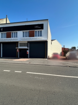En PERIPHERIE IMMEDIATE D&#039;ARRAS - Ancien GARAGE automobile avec APPARTEMENT au dessus - Beau potentiel - (réf : R0119) - Prix : 468 000 €