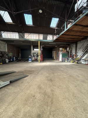 En PERIPHERIE IMMEDIATE D&#039;ARRAS - Ancien GARAGE automobile avec APPARTEMENT au dessus - Beau potentiel - (réf : R0119) - Prix : 447 200 €